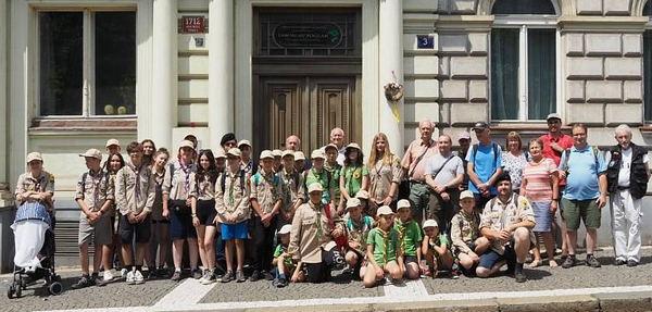 ��astn�ci setk�n� u rodn�ho domu Jaroslava Foglara 6. 7. 202