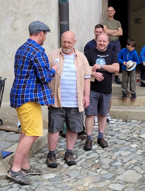 Alpín přebírá (bílý) březový lístek (17. 6. 2023) Alpín přebírá (bílý) březový lístek (17. 6. 2023)